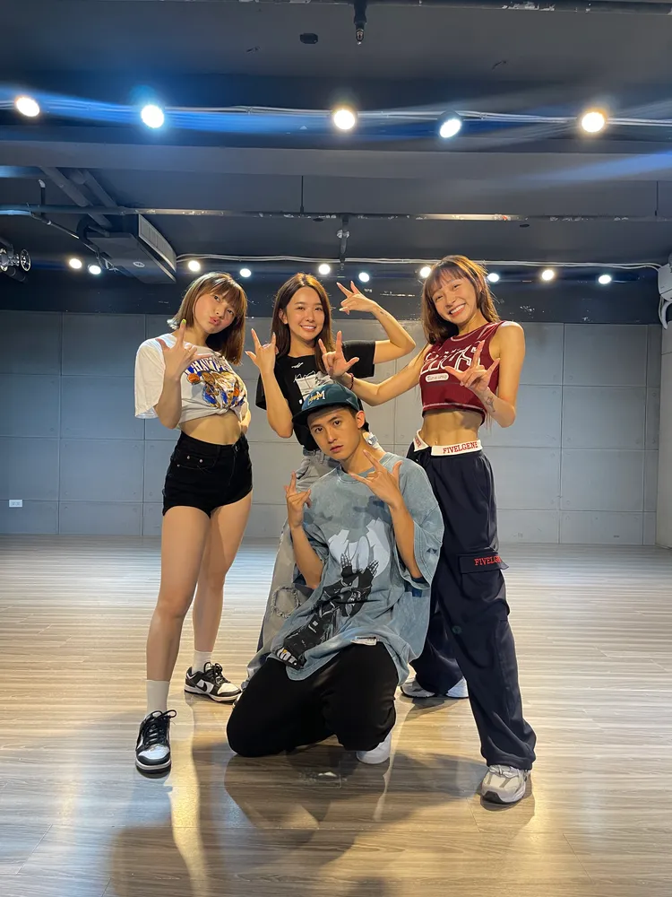 芷霖（後排左起）、雅涵、林襄與子賢一同為活動練舞。寬寬整合行銷提供