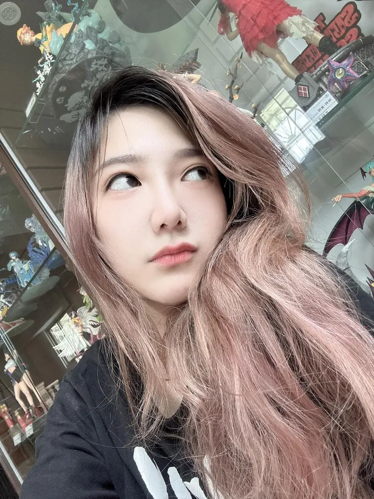 面對外界指責，曾樂兒PO出翻白眼表情表示不滿。翻攝曾樂兒臉書