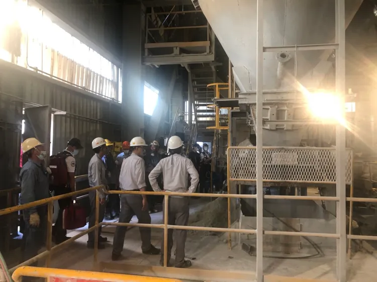 2工人不慎掉落料槽內，目前一人獲救，一人持續搶救中。翻攝畫面