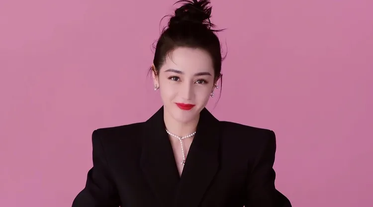 迪麗熱巴透露自己最為鍾愛MIKIMOTO旗下的M Collection珠寶。品牌提供