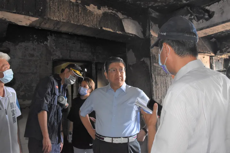 楊文科到氣爆現場勘查。新竹縣府提供