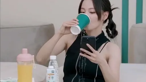 最美妃子滑手機「狂漏奶」 網笑噴:笨蛋美女難怪不會胖