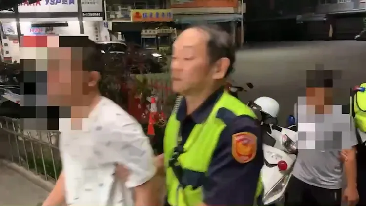 警方將2名涉案人帶回，依違反社會秩序維護法偵辦。翻攝畫面