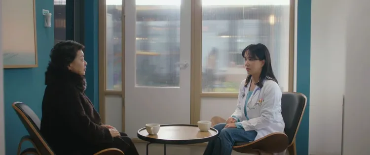 嚴正化（右）離婚後開了複合式診所咖啡廳，成為獨立自主新女性。翻攝Netflix