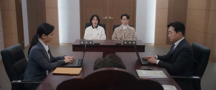 金炳哲（右二）劇中終於願意放手離婚，嚴正化恢復單身。翻攝Netflix