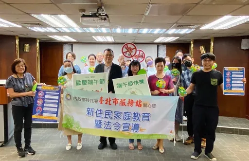 新住民齊聚插艾草喝雄黃　手製粽子扇清涼消暑