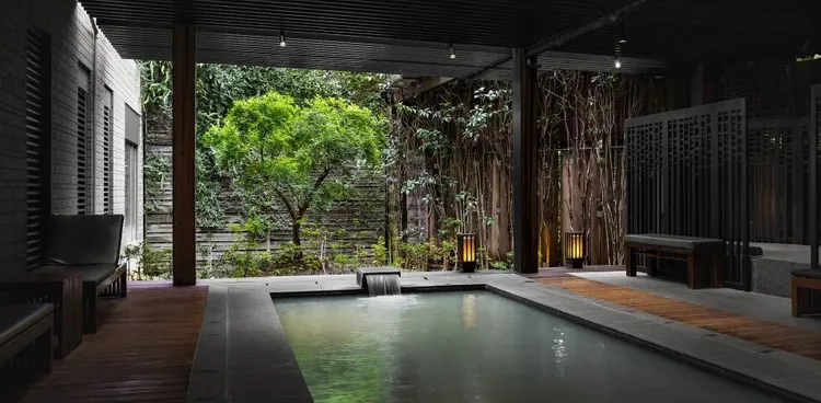 九米挑高露天風呂，浸泡於冷、熱池當中的多重享受，可盡情使用石板浴、蒸氣室與桑拿等設施。業者提供