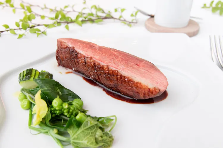 露天風呂搭配單人午間1680+10%元套餐，專案價每人2,950元，美湯與美饌的雙重享受，讓假期超放鬆。業者提供