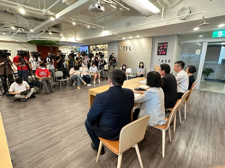 新北市府比照疫情期間每日開記者會來說明幼園餵毒案進度。曾佳俊攝