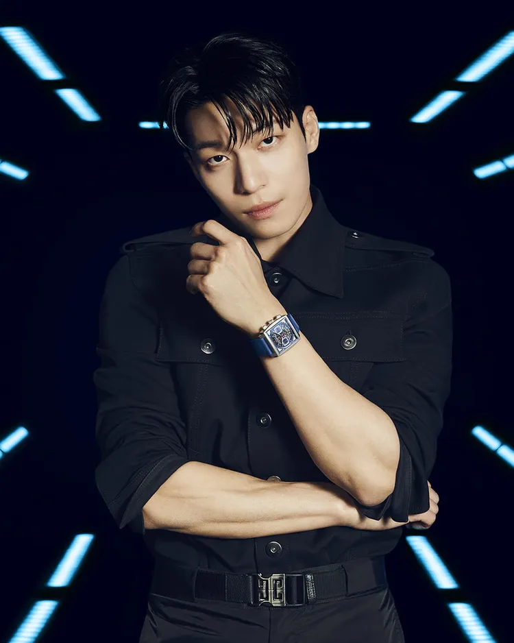 魏嘏雋也擔任了泰格豪雅新款Monaco鏤空計時腕錶的廣告門面。品牌提供