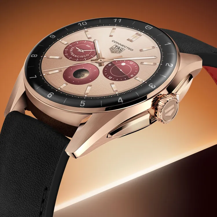 魏嘏雋在廣告中示範的錶款之一，是泰格豪雅近日推出的全新「42mm燦金版」Connected Calibre E4智能腕錶，7萬5700元。品牌提供