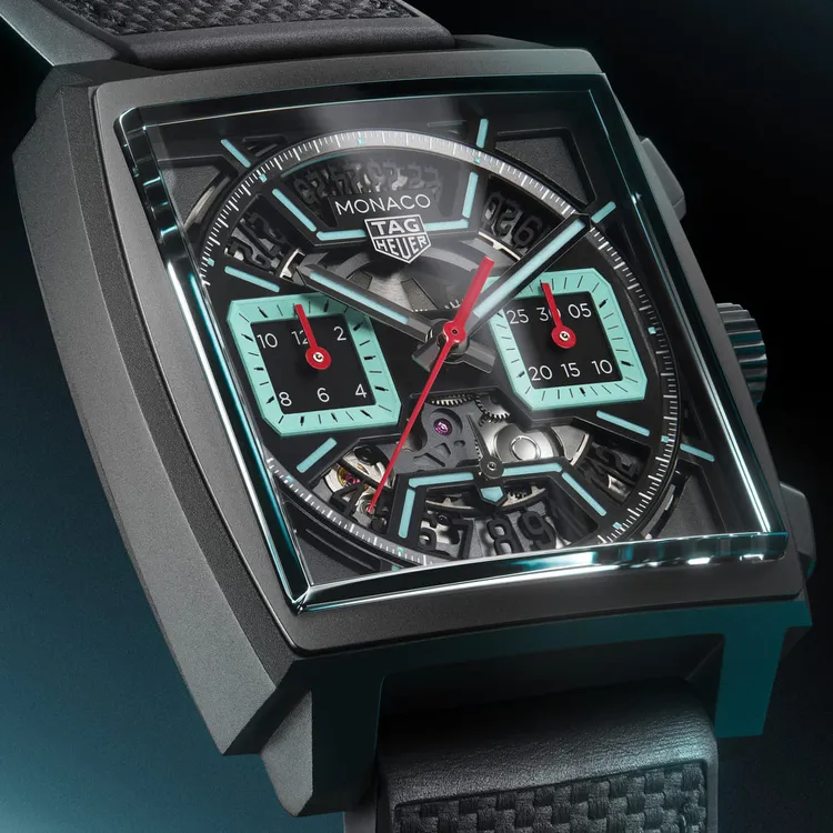 Monaco Chronograph鈦合金鏤空自動計時腕錶綠松色，37萬200元。品牌提供