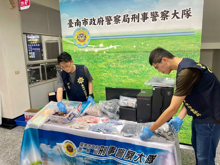 檢警查扣相關證物。警方提供
