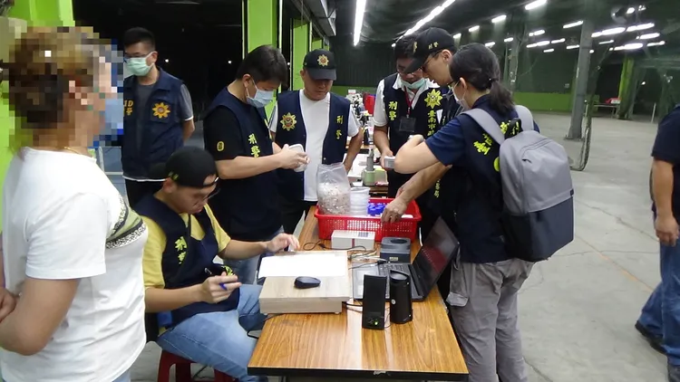 南市刑大逮捕賽鴿協會會長、工作人員，查看參賽名單。警方提供