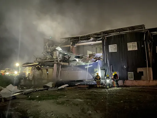 氣爆影片!台南央廚工廠巨響連燒3廠房 砸傷1人毀多車