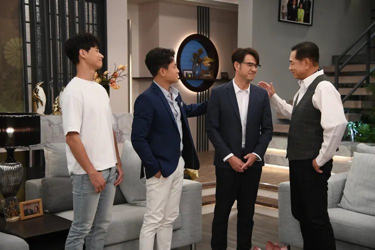 張銘杰（右起）、黃玉榮、王振復和盧彥澤一字排開。三立提供