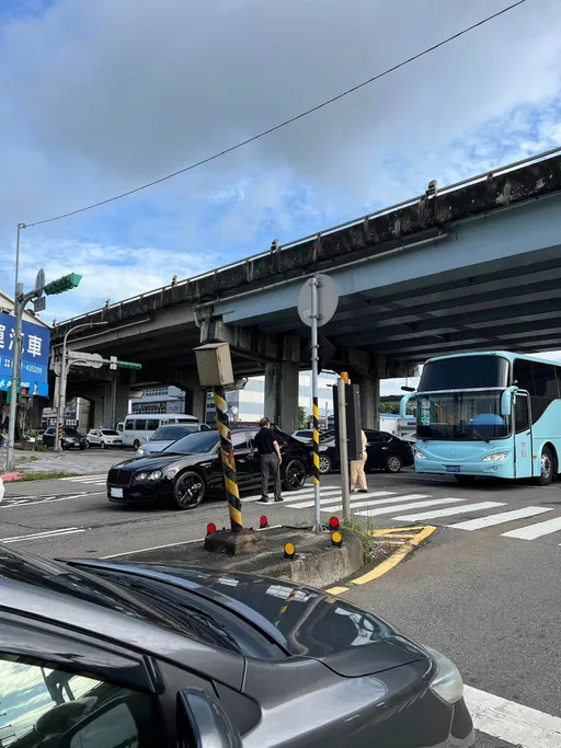 军车初四了！「报告长官我刮中一台宾利」　网：这下吃力了