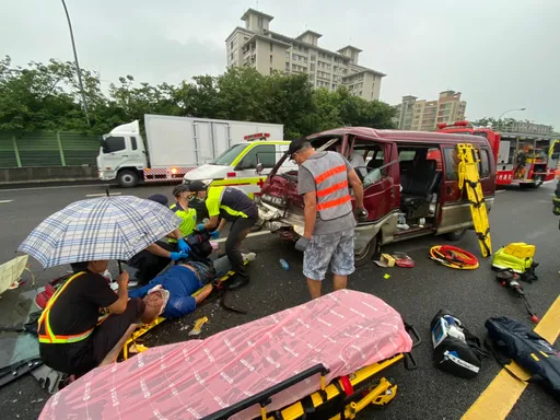 國1新竹段3車連環撞　1人拋飛車外重傷送醫