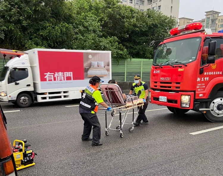 傷患送醫。新竹縣消防局提供