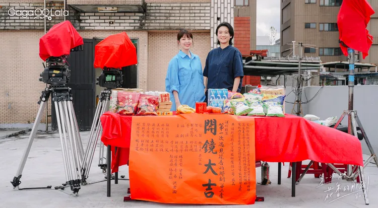 路嘉欣（左）與趙逸嵐繼《酷蓋爸爸》後二搭演妻妻加入《第一次遇見花香的那刻》第2季。GagaOOLala提供