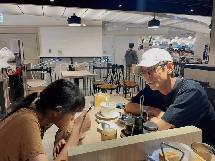 昨天Grace分享一張阿翔坐在上輩子情人對面傻笑照，她問阿翔在笑什麼，結果答案讓她覺得相當逗趣。翻攝《Out Of Control 媽咪Grace》的臉書