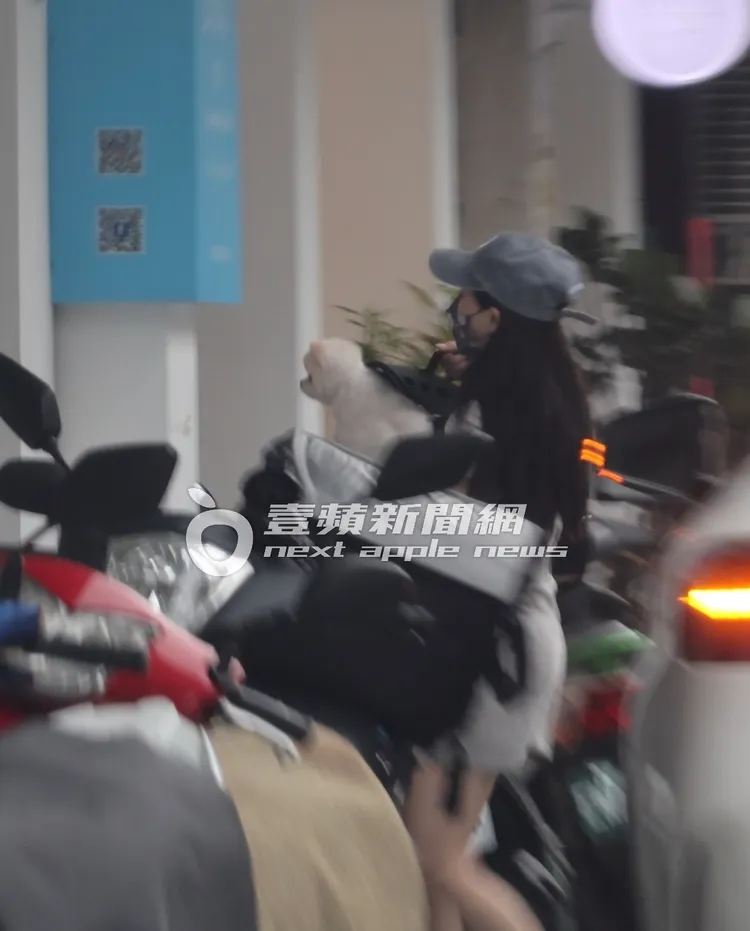 熊熊將博美愛犬遞給寵物美容院後離去。特勤中心攝