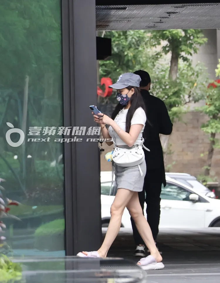 熊熊一路緊勾新歡手臂，他倆直到走進醫美診所前才彈開滑手機。特勤中心攝