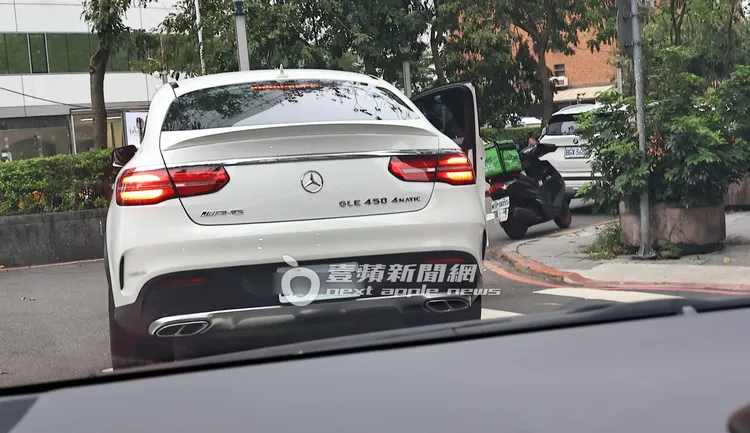 購物行程結束，「博美男」貼心將車開過來讓熊熊上車。特勤中心攝