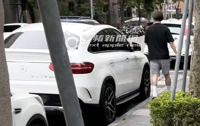 熊熊結束醫美保養行程後，搭上男友「博美男」駕駛的賓士休旅車離去。特勤中心攝