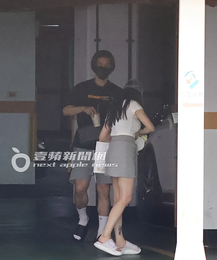 小倆口的日常相處，似乎已有習慣模式，「博美男」停好車隨即跟上熊熊。特勤中心攝