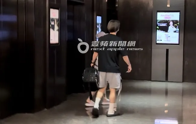 熊熊新歡抱著博美狗愛犬，跟她一起上樓到「RX瑞新時尚診所」報到。特勤中心攝