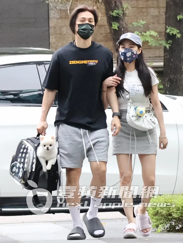 熊熊（右）用G奶黏著新歡，緊抓手臂當人肉拐杖下車。特勤中心攝