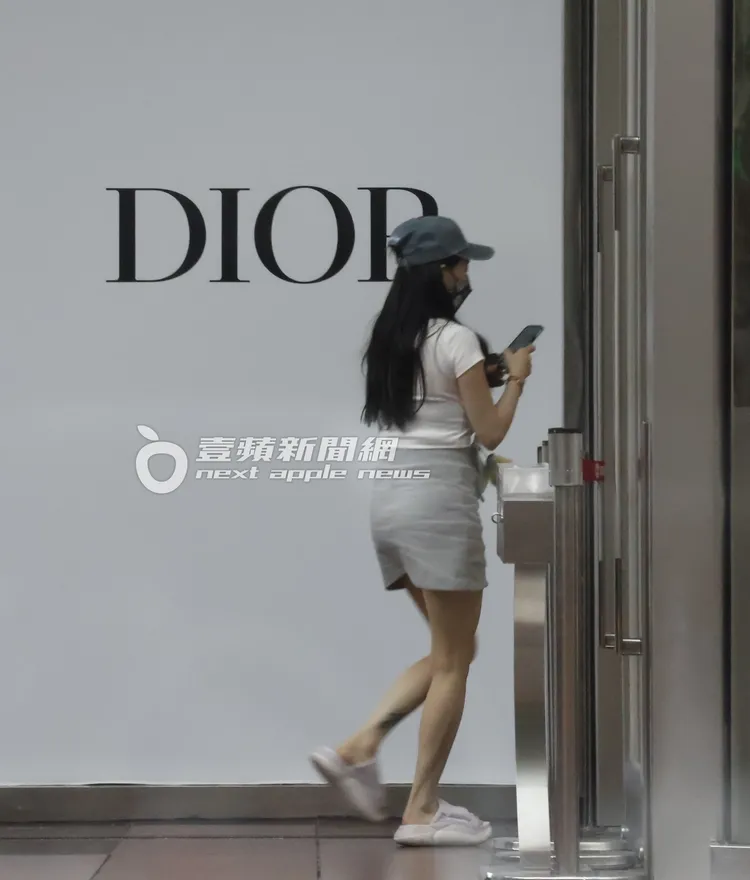 熊熊跟男友約會行程滿檔，靠著「博美男」愛的專車接送到東區SOGO忠孝館購物。特勤中心攝