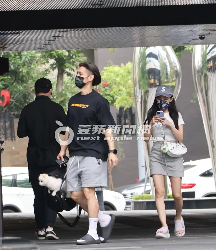 熊熊（右）緊勾新歡走一小段路，靠近商辦大樓，小倆口才害羞分開，一前一後走進「瑞新時尚診所」。特勤中心攝