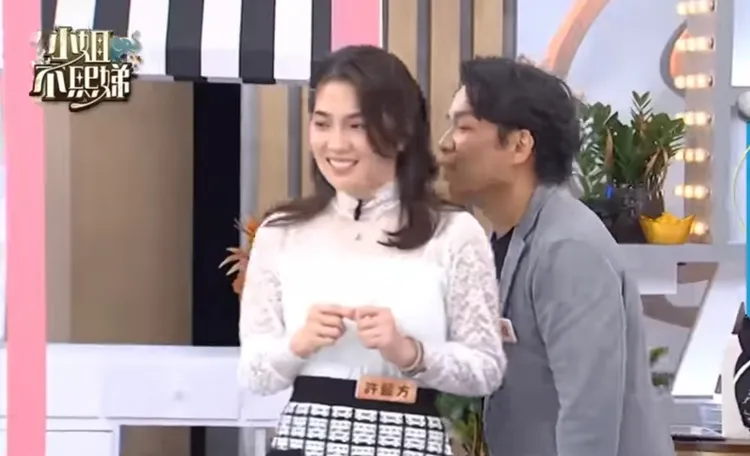 許傑輝（右）在節目中聞許藍方髮香，還用屁股頂許藍方臀部。翻攝自小姐不熙娣臉書