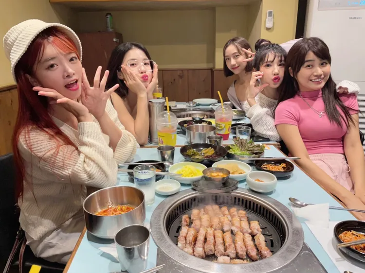 李多慧請樂天女孩吃燒肉。  樂天桃猿提供