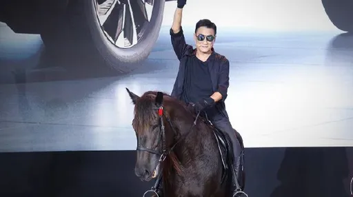 梁家輝與馬自達隔26年世紀大和解!當年說這句話如今打臉自己