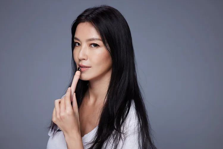 林熙蕾使用品牌潤唇膏。品牌提供