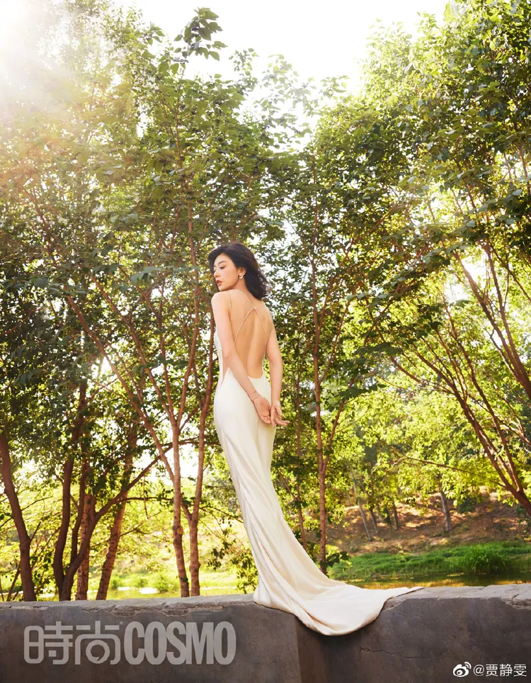 賈靜雯在系列雜誌照的獨照秀美背。翻攝賈靜雯微博