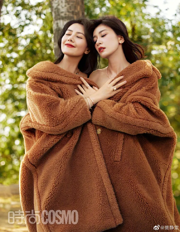 2人在雜誌照中裹上同件MAX MARA大衣，展現好交情。翻攝賈靜雯微博