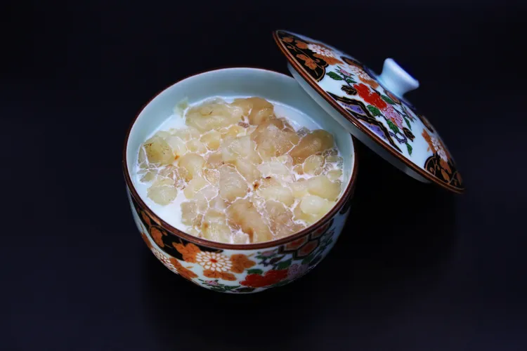 椰奶燉雪蛤：嚴選珍貴雪蛤，香味濃郁，滋潤養顔！業者提供