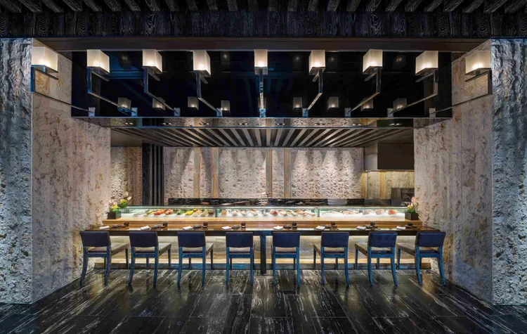 林酒店奇鮮日本料理有一個壽司檯，可接待約8人在板前享受超值的無菜單料理。業者提供