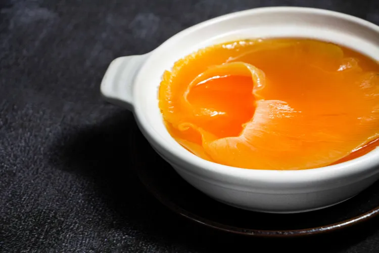 店內招牌「砂鍋大鮑翅」精醇濃郁，美味難得。業者提供