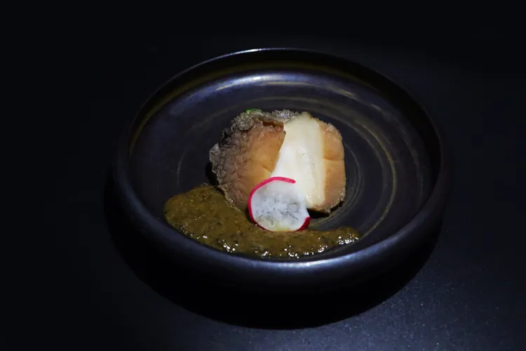 當日新鮮南非活鮑，採日式醬油和昆布慢火炆煮，鮑魚鮮嫩彈牙，搭配松露醬汁鮮甜香濃，呈現一道嶄新和漢風格料理。業者提供