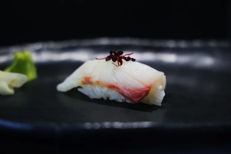 營養價值相當高的台灣野生海鱺，搭四季紅。業者提供