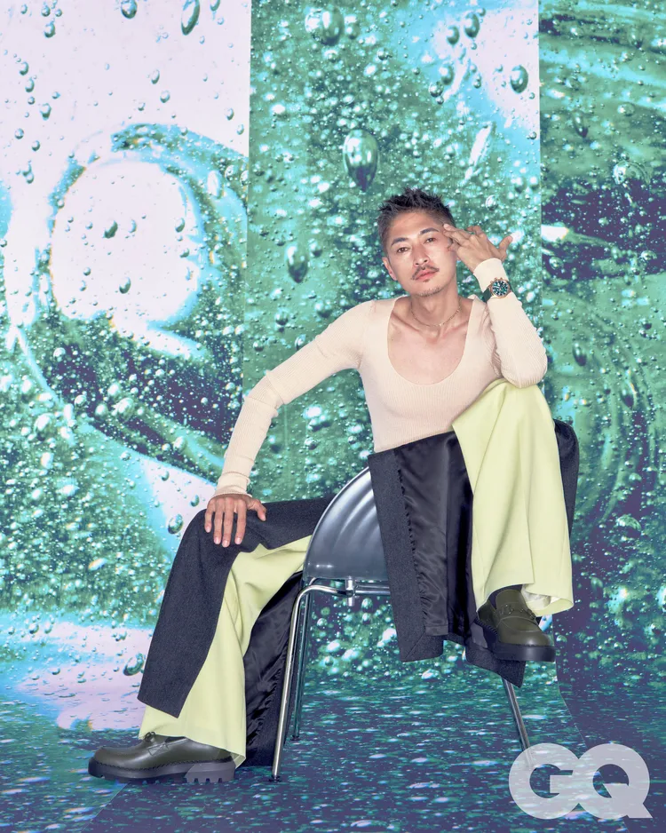 窪塚洋介穿上風格強烈的GUCCI服飾。《GQ》提供