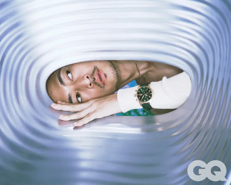 他在雜誌時尚大片中配戴IWC腕錶。《GQ》提供