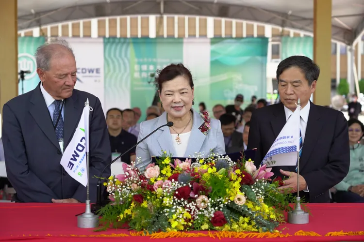 經濟部長王美花為環海翡翠輪命名。台船提供