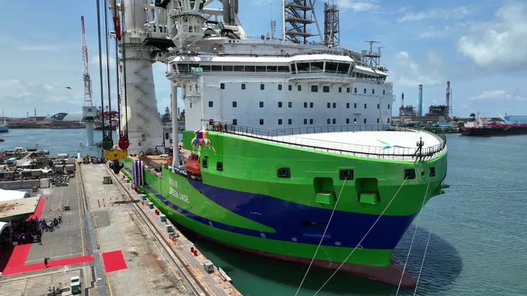 環海翡翠輪全長216.5 m、寬49 m，載貨面積8200平方公尺，相當於1.3座足球場。台船提供