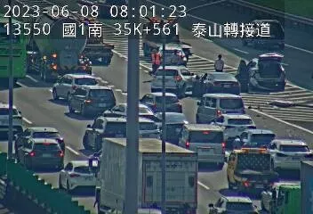 國1泰山段5車連環撞。翻攝臉書「警廣即時報 路況報導 事故追蹤」